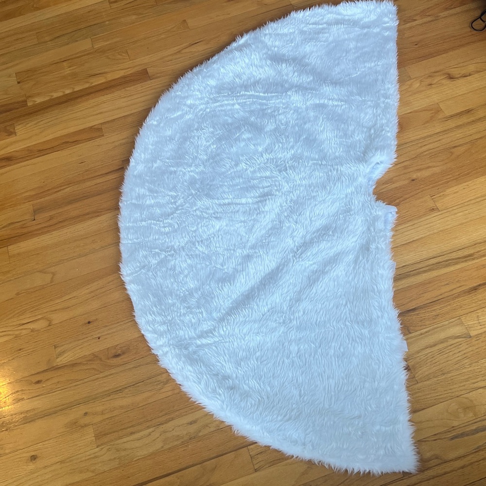 60 Inch Luxury Christmas Tree Skirt 🎄: Made of premium faux rabbit fur. - Picture 7 of 8